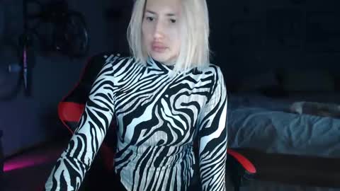 Snapshot of amayamalina chatting on December 8, 9:13 am Malina online show from December 8, 9:13 am