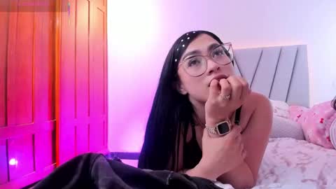 Snapshot of ambaar5 chatting on October 25, 2:41 am Sara online show from October 25, 2:41 am