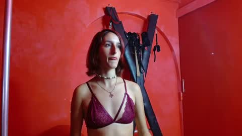 ambar_roux1 online show from March 3, 1:42 pm