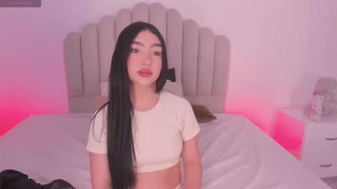 ambarevans_ online show from November 20, 11:43 am