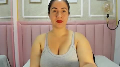 Snapshot of ambbermoon chatting on November 17, 12:05 am online show from November 17, 12:05 am