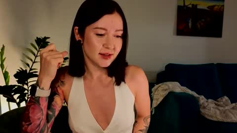 Snapshot of ambientmoon chatting on January 13, 4:12 pm Moon inst 4mbientmoon online show from January 13, 4:12 pm