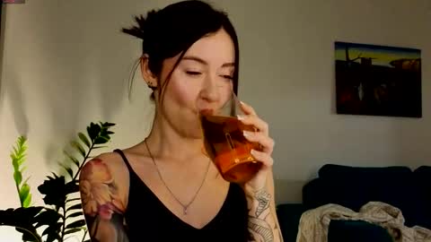 Snapshot of ambientmoon chatting on February 19, 5:09 pm Moon inst 4mbientmoon online show from February 19, 5:09 pm