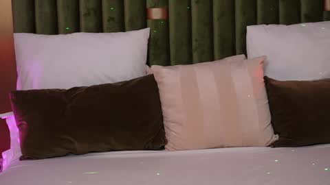 Amelia online show from December 5, 7:05 am