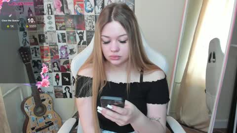 Amelie online show from May 13, 2:20 am