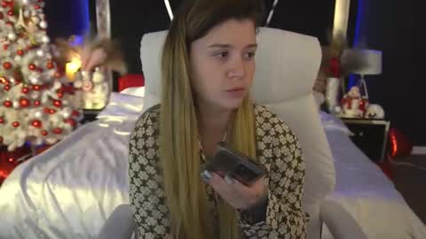 amellymillyy online show from December 21, 7:15 am