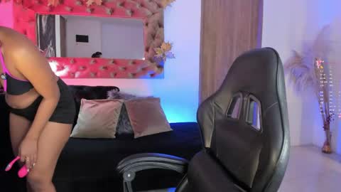 Snapshot of amelyamann chatting on June 4, 12:22 pm online show from June 4, 12:22 pm