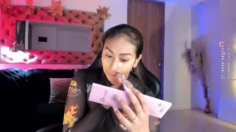 Snapshot of amelyamann chatting on June 12, 1:21 pm online show from June 12, 1:21 pm