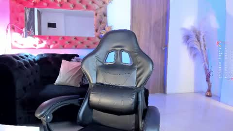 Snapshot of amelyamann chatting on June 23, 12:58 pm online show from June 23, 12:58 pm