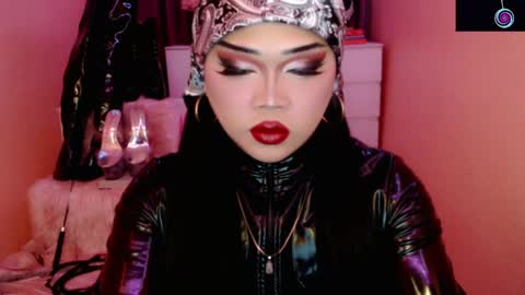Snapshot of amiadoll chatting on May 6, 6:02 pm Queen Mireska online show from May 6, 6:02 pm