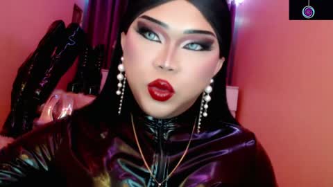 Snapshot of amiadoll chatting on May 10, 2:22 pm Queen Mireska online show from May 10, 2:22 pm