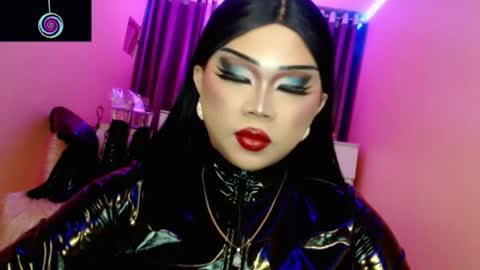 Snapshot of amiadoll chatting on July 11, 1:36 pm Queen Mireska online show from July 11, 1:36 pm