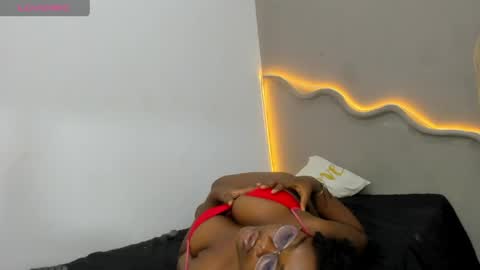 Snapshot of amina__18 chatting on May 21, 9:33 pm Amiina online show from May 21, 9:33 pm