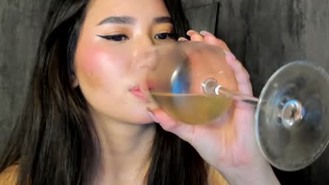 Amina online show from December 4, 3:32 pm