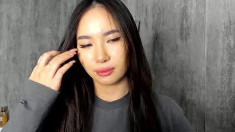 Amina online show from December 7, 1:18 pm