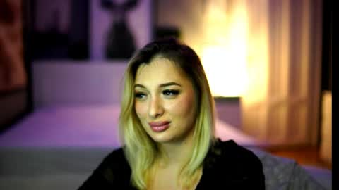 Snapshot of amira_velvet chatting on June 2, 6:43 pm Mira online show from June 2, 6:43 pm