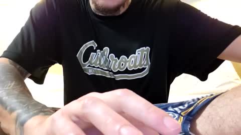 Snapshot of amiri_sweater chatting on November 30, 9:13 am amiri_sweater online show from November 30, 9:13 am