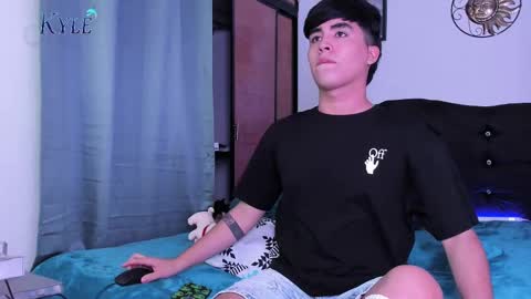 Snapshot of amon_kyle chatting on February 26, 11:15 pm Amon online show from February 26, 11:15 pm