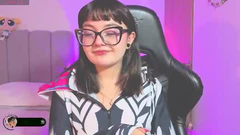 Snapshot of amy_lit chatting on July 4, 12:50 am Hello I am Allison Welcome to my room and let is have a good time together whith me online show from July 4, 12:50 am
