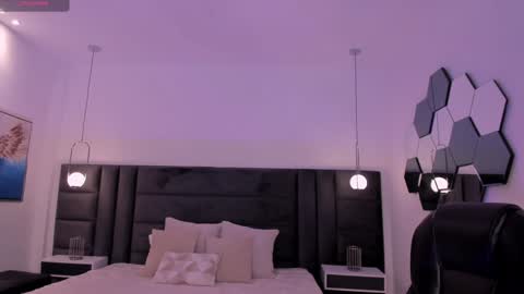 AMY WALKER online show from February 1, 4:00 pm