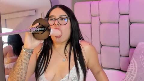 amywhitte_ online show from December 3, 8:18 pm