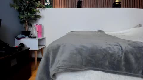 Ana online show from February 25, 2:44 pm