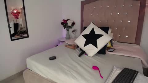 Snapshot of anaa_moon chatting on February 6, 5:25 am Ana Moon online show from February 6, 5:25 am