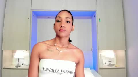 anaacollins_ online show from June 26, 11:58 am