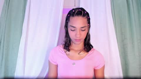 anaacollins_ online show from July 27, 12:01 pm