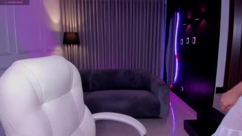 Snapshot of anahi_curlie1 chatting on January 25, 8:10 am Anahi Curlie online show from January 25, 8:10 am