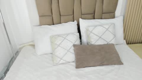 Anais  online show from November 14, 11:31 am