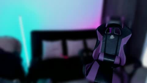 Snapshot of anakiss1 chatting on December 23, 2:45 am help me to get 100 thumps up online show from December 23, 2:45 am