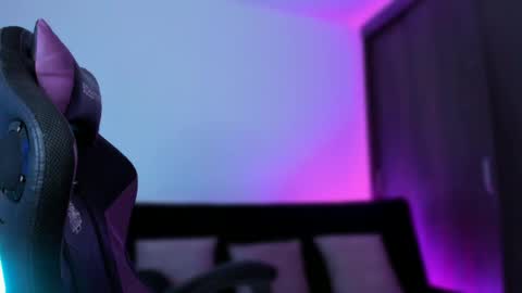 Snapshot of anakiss1 chatting on January 24, 2:28 am help me to get 100 thumps up online show from January 24, 2:28 am