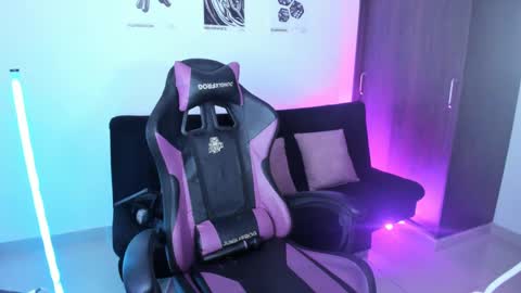 Snapshot of anakiss1 chatting on February 5, 2:40 am help me to get 100 thumps up online show from February 5, 2:40 am