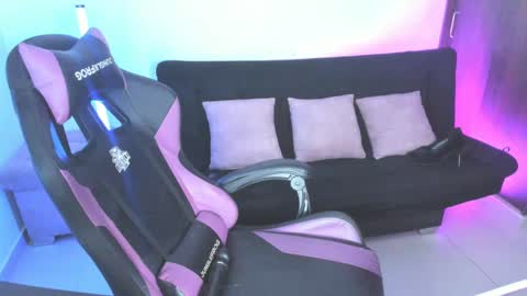 Snapshot of anakiss1 chatting on February 13, 8:17 am help me to get 100 thumps up online show from February 13, 8:17 am