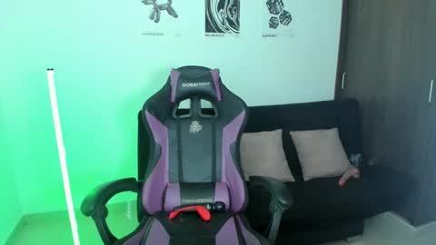 Snapshot of anakiss1 chatting on February 19, 5:16 am help me to get 100 thumps up online show from February 19, 5:16 am