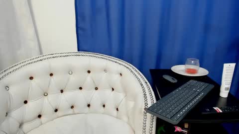 analia18  online show from January 15, 3:18 pm