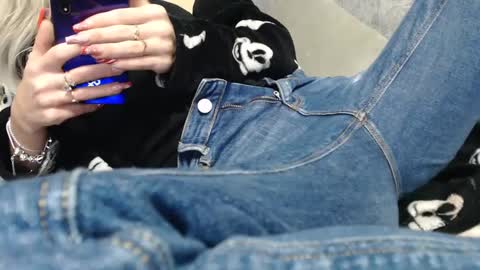 analove200 online show from January 6, 4:02 pm