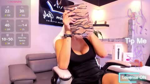 Snapshot of anaruiz1_ chatting on October 15, 1:11 pm ana online show from October 15, 1:11 pm