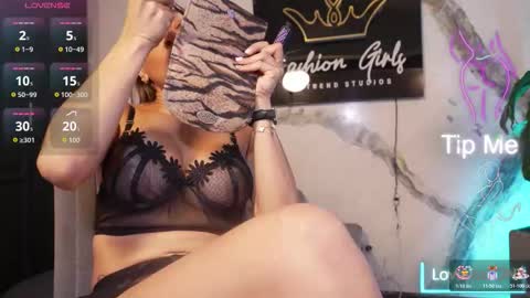 Snapshot of anaruiz1_ chatting on November 25, 1:00 pm ana online show from November 25, 1:00 pm