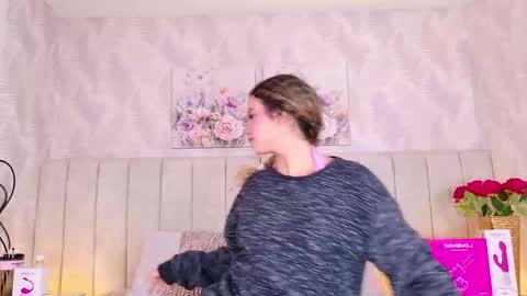 Mia online show from April 22, 11:56 am