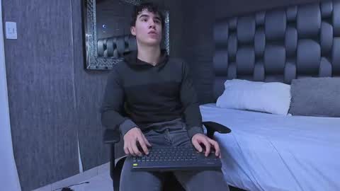 Snapshot of andre_parker chatting on December 5, 4:31 am Andre Parker online show from December 5, 4:31 am