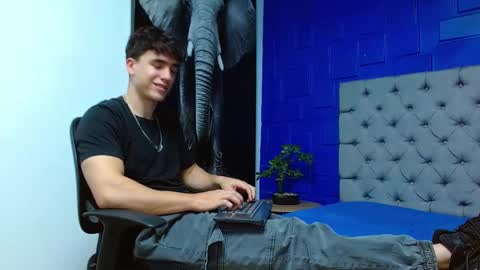 Snapshot of andre_parker chatting on February 21, 4:40 am Andre Parker online show from February 21, 4:40 am