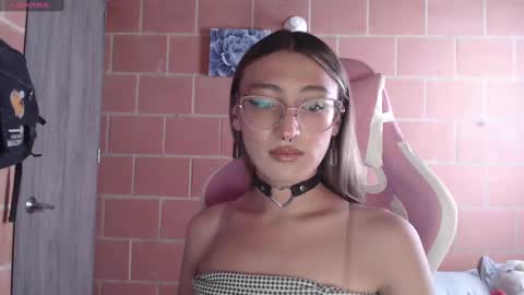 Snapshot of andrea_camila chatting on October 1, 3:40 pm Andrea online show from October 1, 3:40 pm