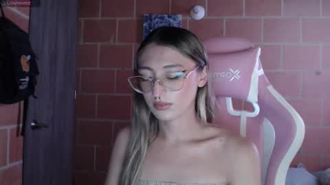 Snapshot of andrea_camila chatting on October 9, 3:32 pm Andrea online show from October 9, 3:32 pm