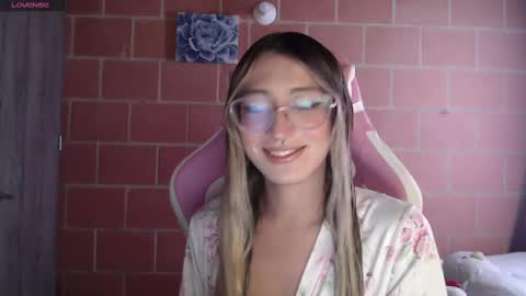 Snapshot of andrea_camila chatting on October 10, 1:43 pm Andrea online show from October 10, 1:43 pm