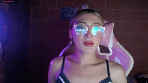 Snapshot of andrea_camila chatting on April 20, 10:44 pm Andrea online show from April 20, 10:44 pm