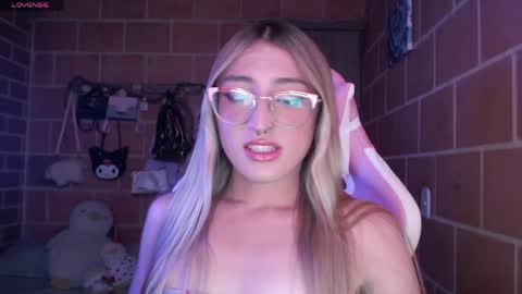 Snapshot of andrea_camila chatting on May 22, 5:40 pm Andrea online show from May 22, 5:40 pm