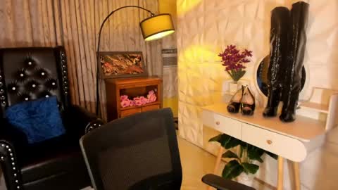 Snapshot of andreamorris chatting on June 18, 2:01 am andreamorris online show from June 18, 2:01 am