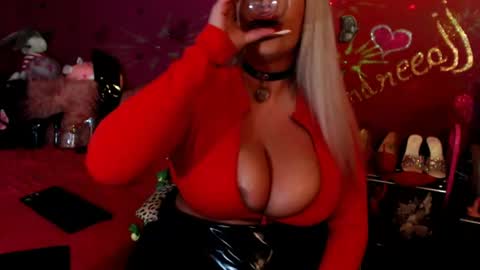 Snapshot of andreeajj chatting on June 13, 3:32 pm andreeajj online show from June 13, 3:32 pm